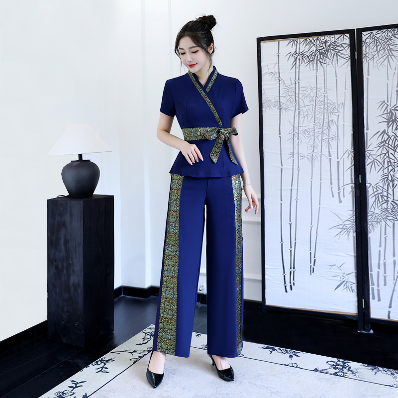 タイのウェルネスセンター女性用スパフットマッサージ技術者作業 - Spa Wellness Usa のレビューと価格